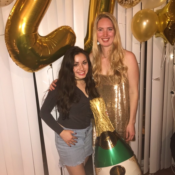 Meet your Posher, Stacie - Picture 3 of 4